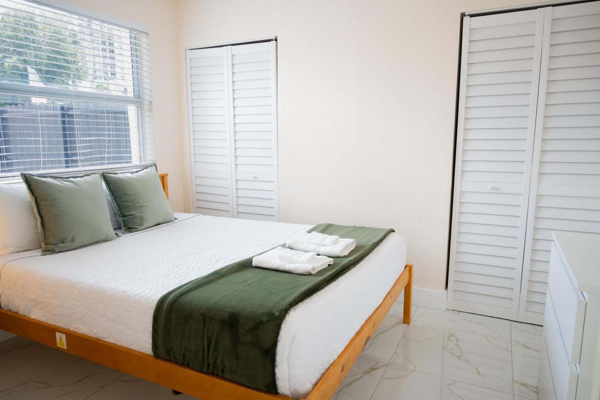 Getaway In Little Havana Near Airport, Wynwood, Calle 8 Brickell, Coral Gables And , Fenced Parking Apartment