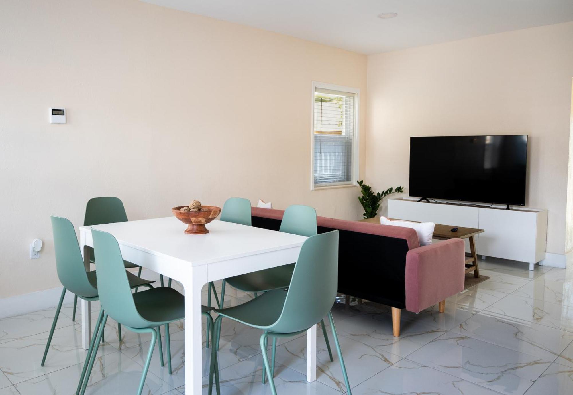 Getaway In Little Havana Near Airport, Wynwood, Calle 8 Brickell, Coral Gables And , Fenced Parking Apartment Miami