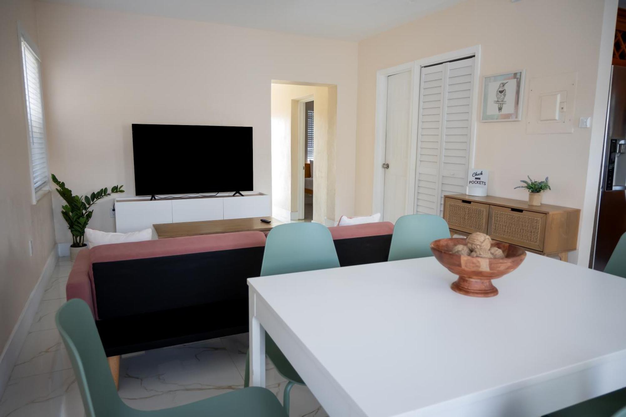 Getaway In Little Havana Near Airport, Wynwood, Calle 8 Brickell, Coral Gables And , Fenced Parking Apartment Miami