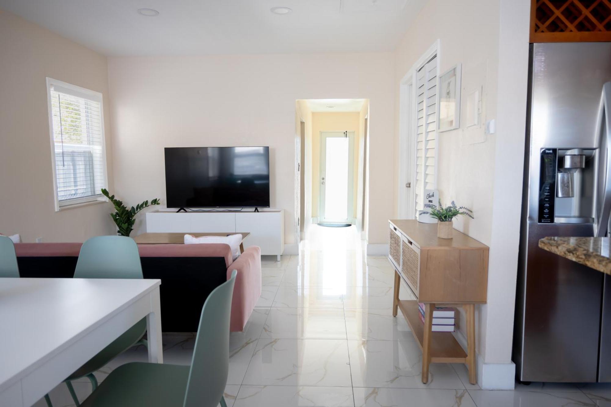 Apartment Getaway In Little Havana Near Airport, Wynwood, Calle 8 Brickell, Coral Gables And , Fenced Parking Miami