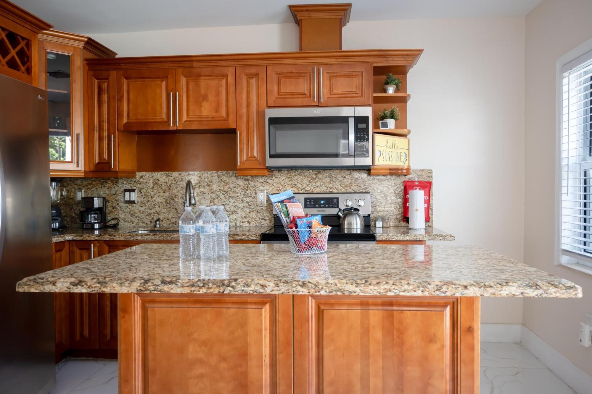 Getaway In Little Havana Near Airport, Wynwood, Calle 8 Brickell, Coral Gables And , Fenced Parking *